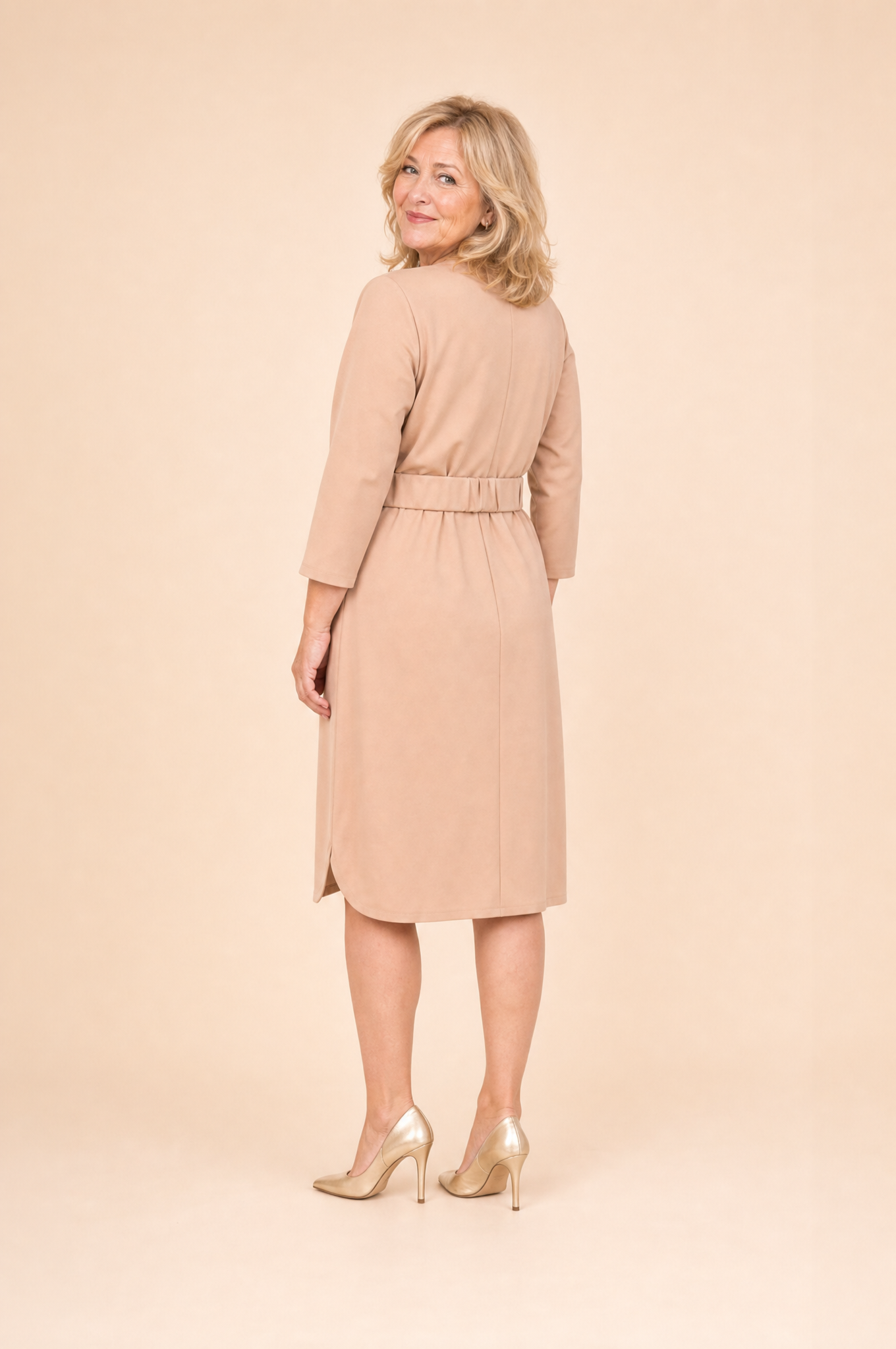 Elegancka beżowa sukienka midi dla kobiet - Sukienka Elegancja